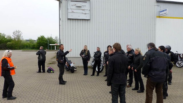 2012-04-29_P1000197_HOG_W-C_Sicherheitstraining_ULLI_instruktioniert.jpg