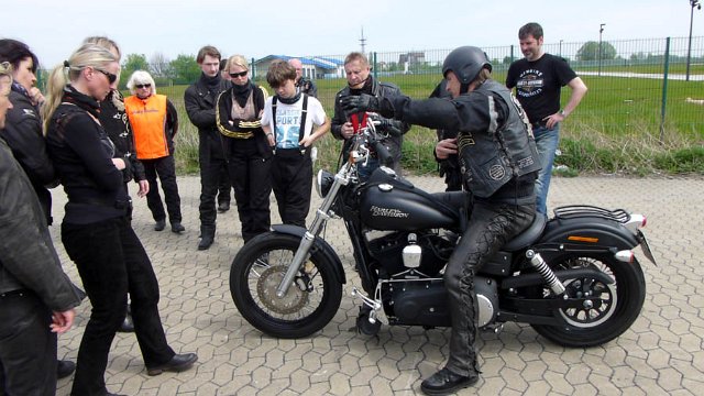 2012-04-29_P1000239_HOG_W-C_Sicherheitstraining_ULLI_gibt_Anweisungen.jpg
