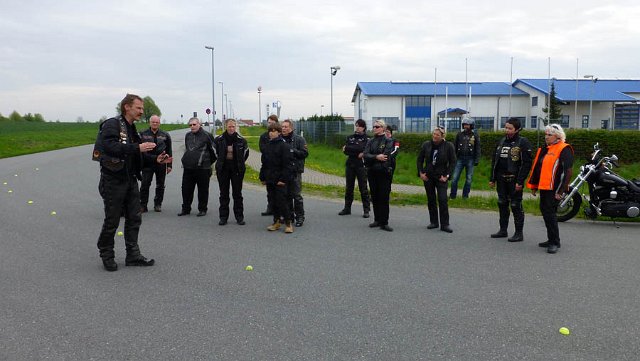 2012-04-29_P1000279_HOG_W-C_Sicherheitstraining_ULLI_mit_Kurven-Anweisung.jpg